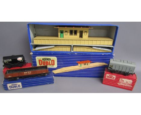 Hornby Dublo D1 Island Platform, 4625 20-ton bulk grain wagon, 4680 tank wagon 'Esso' and 32050 high capacity wagon D1