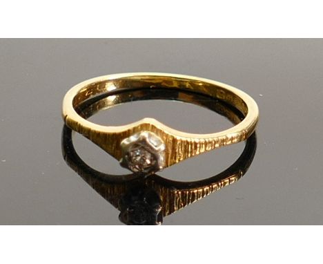 18ct gold solitaire diamond ring, size P/Q, 2.6g: 