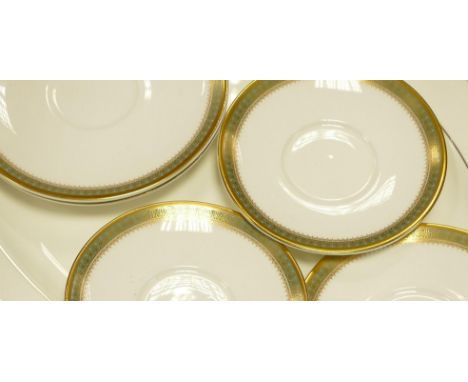 Royal Doulton Clarendon patterned dinner, tea & coffee service to include: 10.5? plates x 18,  8" plates x 15,  6.5" plates x