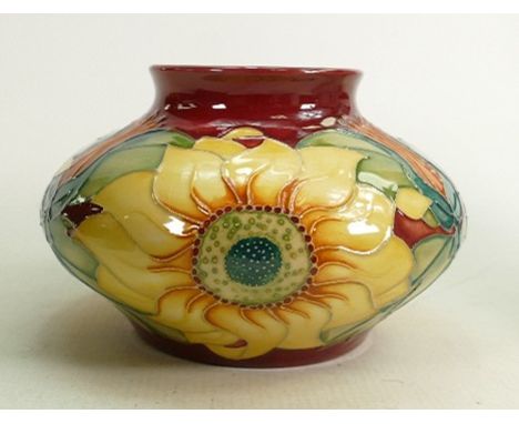 Moorcroft vase Inca pattern: Measures 12cm x 18cm.  With box.  No damage or restoration. 