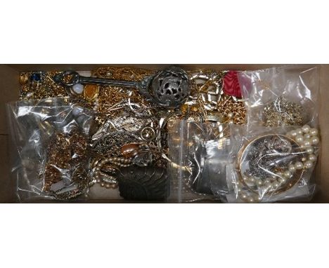 Good job lot of costume jewellery &amp; including silver &amp; 9ct bangle with gold core: Lots of chains, bracelets, pendants