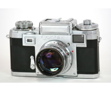 A Carl Zeiss Ikon Countax Camera R35327 with leather carrying case