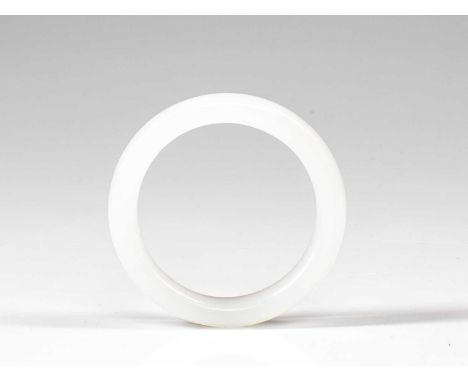 JadeChina Dimensions: Height 1,3 cm Wide outside 8 cm Depth 6 cmWeight: 56,2 grams Circular jade bracelet in very bright and 