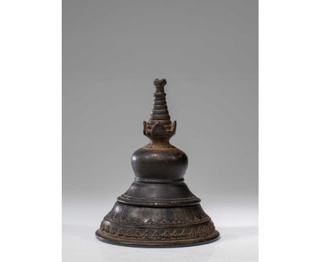 BronzeNepal , 18th century Dimensions: Height 12 cm Wide 9 cm Depth 9 cm without baseWeight: 327 grams Small bell-shaped stup