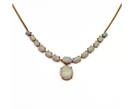14 kt. Gouden vossenstaart collier. De voorzijde bezet met ovale cabochon geslepen opalen, in grootte aflopend vanaf het midd