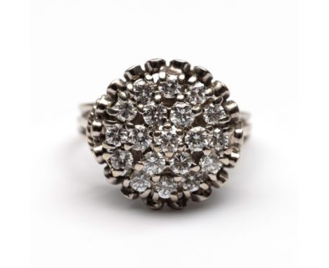 18 kt. Witgouden rozetring, jaren ' 60. Bezet met briljant geslepen diamant met een totaalgewicht van ca. 1.00 ct., de schoud