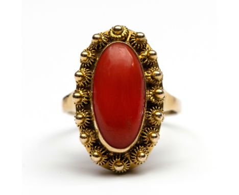 14 kt. Gouden ring, bezet met een ovale bloedkoraal (15,5 x 7,5 mm). De zetrand gedecoreerd met spinnetjes bruto 4,8 gr., rin