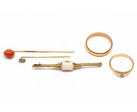 Twee 14 kt. gouden ringen, een broche en twee spelden. Eén ring en één speld bezet met oud briljant geslepen diamant. Eén tro