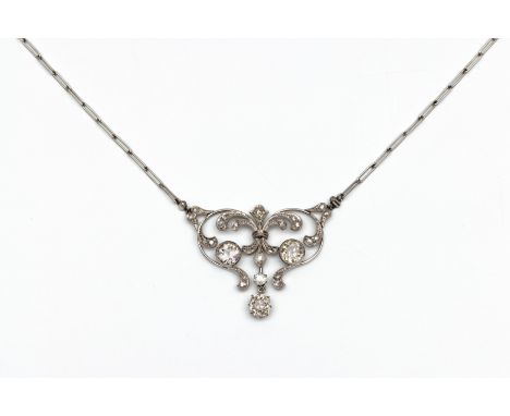 14 kt. Witgouden lavalière collier, Belle Epoque. De hanger met krullen, in het midden bezet met twee grote oud briljant gesl