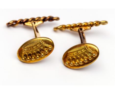 14 kt. Gouden ovale manchetknopen. Elk met een zevenpuntige kroon en getorst klapmechaniek bruto 6,6 gr., voorzijde h. 9,6 x 