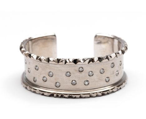 Biegel Frankfurt, 18 kt. witgouden spangarmband. Met organisch vormgeven randen, het middendeel gesatineerd en bezet met bril