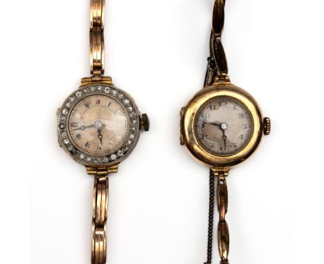 Twee gouden polshorloges, Art Deco. Eén in 18 kt. met zilverkleurige wijzerplaat met Romeinse cijfers, de lunette bezet met o