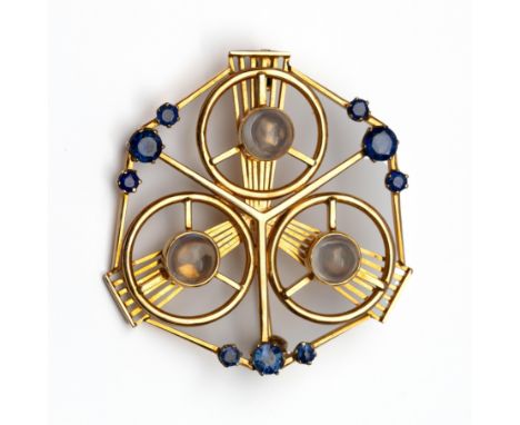 14 kt. Gouden zeshoekige broche, verdeeld in een patroon van ruiten, cirkels en lijnen, bezet met drie cabochon geslepen maan