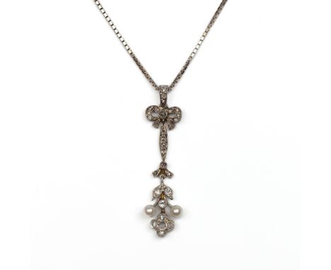18 kt. Witgouden met platina fijne hanger, Belle Epoque. Bestaande uit een strik waaronder een bloemtak. Bezet met kleine roo