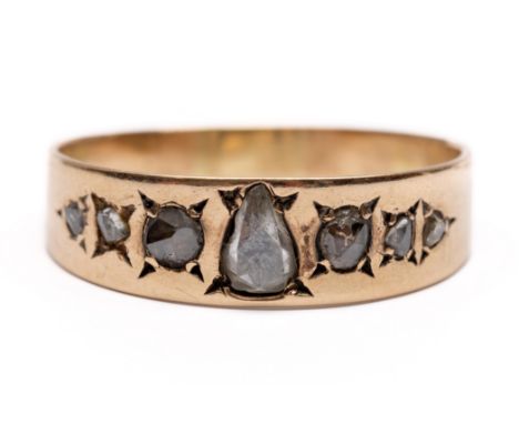 14 kt. Roségouden ring, 19e eeuw. Centraal bezet met een peervormige roosgeslepen diamant (ca. 5,8 x 3,8 mm) met aan weerszij