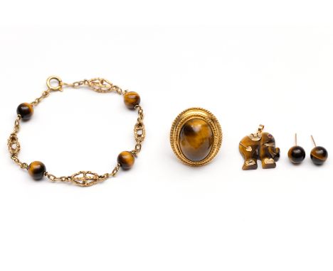 20 kt. Gouden ring, bezet met een ovale cabochon geslepen tijgeroog (19,5 x 14,6 mm), de zetrand gedecoreerd met getorst draa