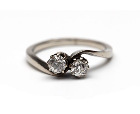 14 kt. Witgouden slagring, bezet met oud twee briljant geslepen diamanten van ca.  0.25ct. en 0.30ct., meesterteken J.L. Piet