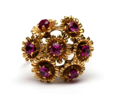 Beneden wettelijk gehalte gouden (491/000) ring, jaren '70. De bolvormige kop opgebouwd uit 7 bewegende bloemen, elk bezet me