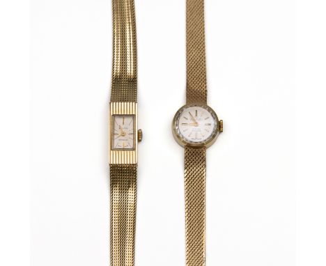 Twee 14 kt. gouden mechanische damespolshorloges. Eén Elan, met crème kleurige rechthoekige kast met batons op de 12, 3, 6 en
