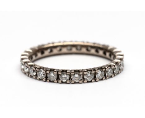 14 kt. Witgouden alliance ring, bezet met briljant geslepen diamant met een totaalgewicht van ca. 1.00 ct. bruto 3,5 gr., rin