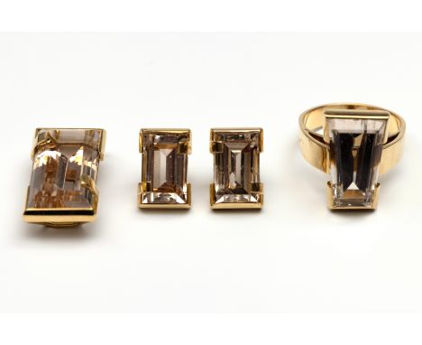 18 kt. Gouden met de hand vervaardigde parure. Bestaande uit een ring, hanger en een paar oorstekers. Bezet met rechthoekige 