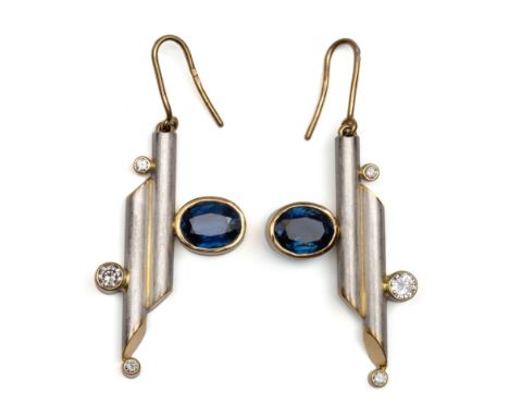 Biegel Frankfurt, platina met 18 kt. gouden oorhangers. Opgebouwd uit twee schuin 'afgesneden' ronde staven. Elk bezet met ee