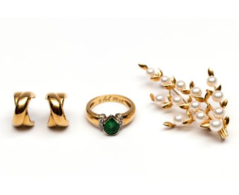 Gouden takbroche, bezet met cultivé parels. Hierbij een 18 kt. gouden ring bezet met peervormige imitatie smaragd (glas) en b