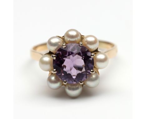 14 kt. Gouden ring, centraal bezet met een ronde gefacetteerde lichtpaarse amethist (diam. 10 mm) in een entourage van cultiv