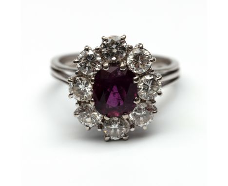 18 kt. Witgouden ring, jaren '60 - '70. Centraal bezet met een ovale gefacetteerde dieprode robijn ( ca. 7 x 6 mm), in een en