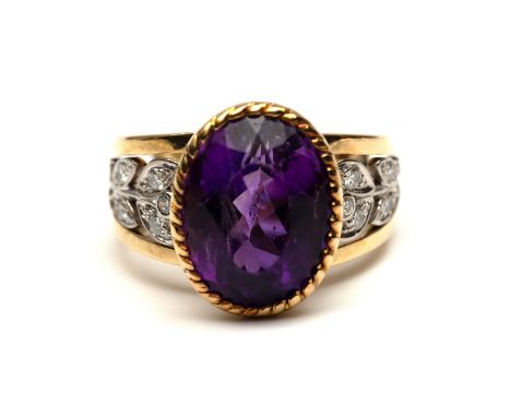 14 kt. gouden ring, centraal bezet met een ovale gefacetteerde amethist (15 x 11 mm) (krasjes), de zetting gedecoreerd met ee