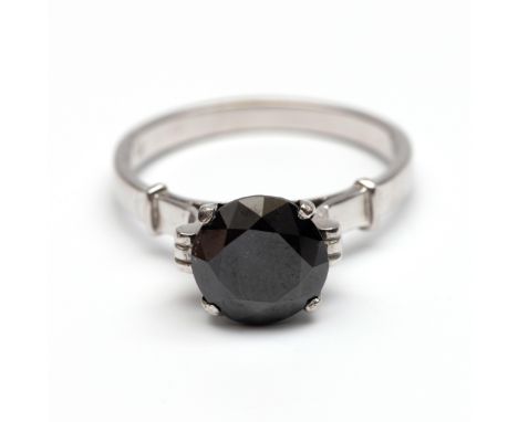 18 kt. Witgouden solitair ring, bezet met een zwarte briljant geslepen diamant van ca. 2.4 ct.  bruto 4,2 gr., ringmt. 17,5 [