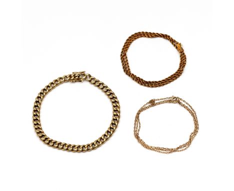 14 kt. Gouden armband en twee colliers. De armband van een gourmetschakel een een baksluiting, de colliers een ankerschakel e