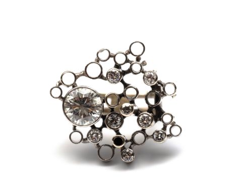 Biegel Frankfurt, platina en 18 kt. witgouden ring. De bovenzijde opgebouwd uit verticale buizen, 9 ervan bezet met briljant 