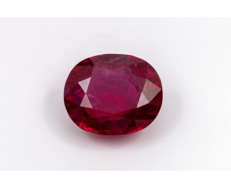 Losse ovale gefacetteerde robijn, Met een gewicht van 3.74 ct., verhit en behandeld. Met certificaat van ALGT Antwerpen met r