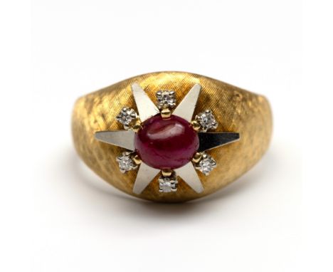 18 kt. Gouden gesatineerde bombe ring, centraal bezet met een cabochon geslepen robijn (ca. 6,3 x 5,4 mm) en zes kleine brilj