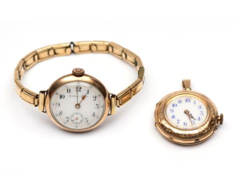14 kt. Gouden remontoir horloge, vermaakt tot hanger, De achterzijde met waaiervormige gravure. Met witte wijzerplaat waarop 