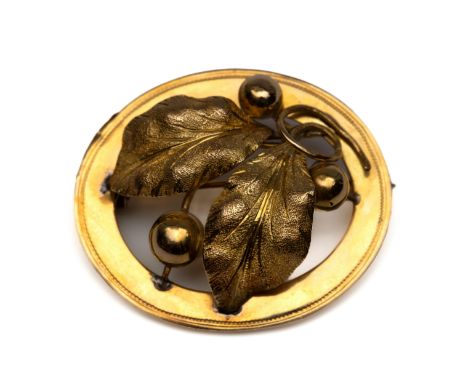 14 kt. Gouden ovale broche, ca. 1900. Met een decor van hulstbladeren met bessen (achterzijde met lichte beschadigingen) brut