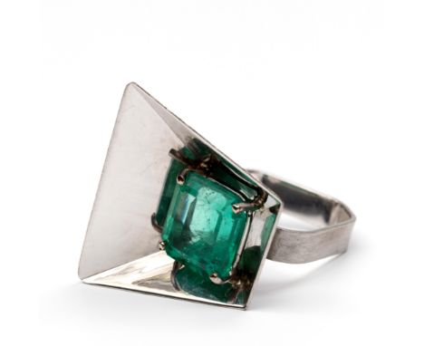 Biegel Frankfurt, 18 kt. witgouden ring. De bovenzijde trapeziumvormige met spiegelende vlakken, centraal bezet met een octog