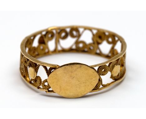 18 kt. Gouden filigrain ring, begin 19e eeuw. Gedecoreerd met krullen, ronde en een ovale schijf (breukjes, restauraties) bru