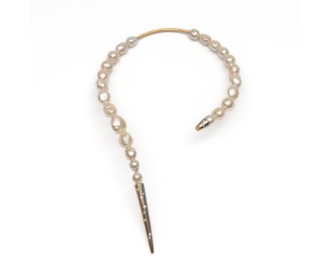 Biegel, Frankfurt, platina met 18 kt. gouden asymmetrisch spang collier. Waaraan barokke witte Zuidzee parels (diam. 10,5 - 1