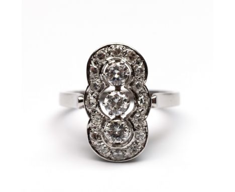 14 kt. Witgouden prinsessenring, bezet met briljant en achtkant geslepen diamant met een totaalgewicht van ca. 0.90 ct.  brut