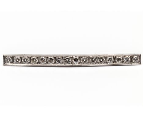 14 kt. Witgouden staafbroche, bezet met briljant geslepen diamant, aflopend in grootte vanaf het midden (totaal diamant gewic