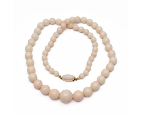 Collier en chute, van ronde witte tot lichtroze kralen van koraal (diam. 16,9  - 7 mm), aan een ovale 14 kt. roségouden baksl