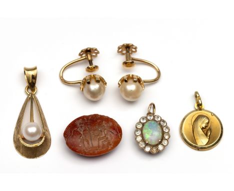 Diverse 14 kt. gouden sieraden, waaronder oorschroeven met een cultivé parel en een agaat intaglio. Hierbij een BWG entourage
