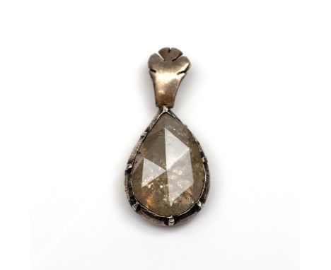 14 kt. Goud met zilveren solitair hanger, bezet met een grote roosgeslepen peervormige diamant (h. 17,2 x b. 11,7 mm) bruto 4