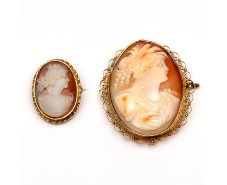Twee 14 kt. gouden schelpcamee broches, beide met voorstelling van een dame bruto 23,0 gr., h. 58 x b. 48 mm en h. 32,5 x b. 