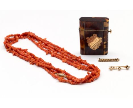 Frankrijk, kleine 18 kt. gouden staafbroche, bezet met drie oud briljant geslepen diamanten. Hierbij een 14 kt. gouden gourme