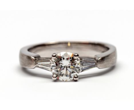 18 kt. Witgouden solitair ring. Centraal bezet met een briljant geslepen diamant van 1.02 ct., kleur F, zuiverheid IF. De sch