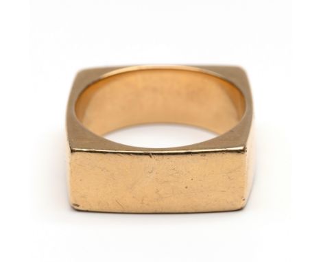 14 kt. Gouden ring. In de vorm van een vierkant (krasjes) bruto 18,2 gr., ringmt. 20 [1] 14 k. Gold ring designed as a square