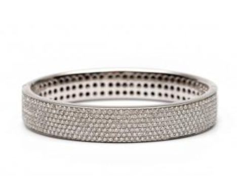 Casa Gi, 18 kt. witgouden stijve armband, de bovenzijde volledig pavé bezet met briljant geslepen diamant, totaal ca. 6,55 ct